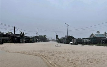 Hà Tĩnh: Mưa lớn gây ngập lụt QL1A, có nơi phải sơ tán dân