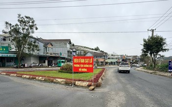 Sạt lở đèo D’Ran: Phân luồng giao thông, đặt biển báo sau khi báo chí phản ánh