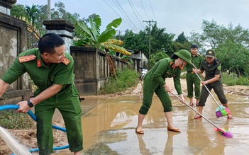Công an đến Huế tiếp sức người dân dọn bùn sau lũ lịch sử