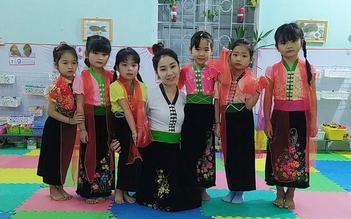 Cô giáo trẻ mang bụng bầu, cõng con vượt suối băng rừng đến với học trò