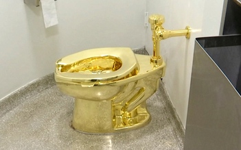 Đấu giá chiếc bồn cầu vàng nặng hơn 101 kg