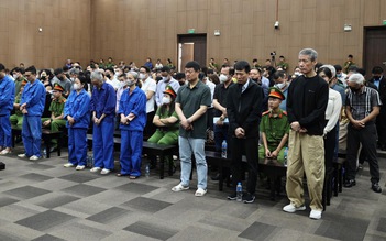 Hiệu phó trường đại học sáng đi học, tối đi đánh bài