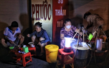 TP.HCM có quán ăn kỳ lạ: Bánh canh 40 năm, mở bán rạng sáng cho 'cú đêm'