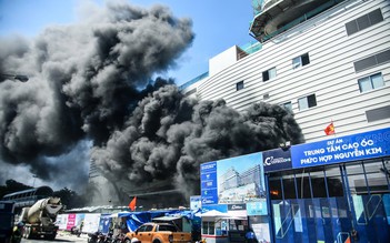 Khói lửa bao trùm công trình cao ốc, hàng trăm công nhân tháo chạy