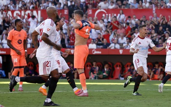 Phạt đền tranh cãi khiến Barcelona thảm bại không tưởng, Man City đang lặng lẽ tiến lên