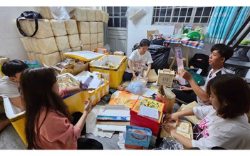 Sư thầy bán bánh trung thu tiếp sức học trò nghèo