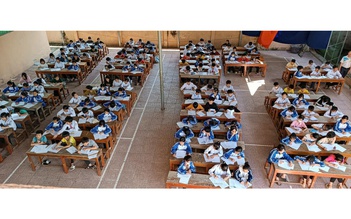 Thiếu phòng, học sinh phải làm bài thi ở… nhà để xe