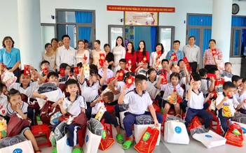 Tiệm vàng Kim Tài Phúc trao quà Trung thu cho các em Trường Hy Vọng Quận 8