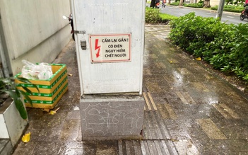 Vỉa hè ở TP.HCM: Người mù, người đi xe lăn gặp 'chướng ngại vật' bốt điện, trụ đèn
