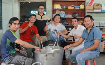 TP.HCM nghĩa tình: Thầy giáo dạy nhạc mở bếp ăn thiện nguyện Đô Thăng gieo thiện lành