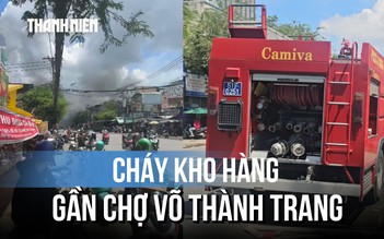 Cháy kho hàng gần chợ Võ Thành Trang, tiểu thương lo sợ cháy lan