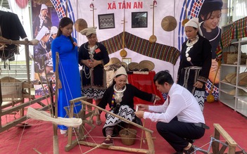 Mang thổ cẩm lên mạng xã hội, hồi sinh nghề dệt