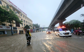 Trường cho học trực tuyến vì Hà Nội ngập lụt, sinh viên vẫn phát khóc