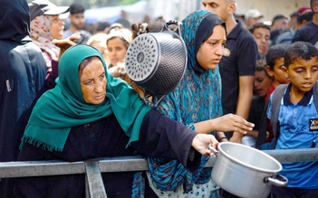 Giữa lúc đàm phán, Israel chặn tàu cứu trợ đến Gaza
