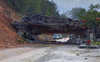 Cổng chào Đồng Văn đổ sập do mưa lớn sau bão Matmo