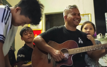 Nghệ sĩ nhạc cụ dân tộc người J'rai nuôi 11 em nhỏ bị bỏ rơi