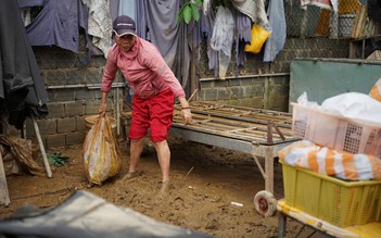 Nước sông Vu Gia - Thu Bồn lại dâng, người Đà Nẵng nhắc nhau: 'Đừng vội đưa đồ xuống!'