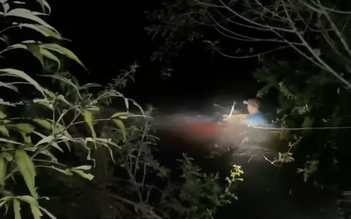 Lao xuống dòng nước xiết cứu người, tổ trưởng an ninh thôn khiến ai cũng nể phục