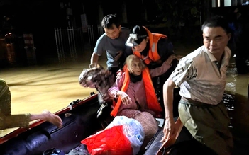 Không ngại nguy hiểm, nhiều ngày liền dấn thân vào vùng ngập nước giúp người