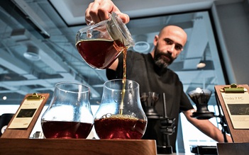 Ly cà phê kiểu gì giá gần 26 triệu đồng?