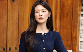 Tôn vẻ nữ tính mềm mại với cặp đôi áo dệt kim, quần ống rộng, quần jeans