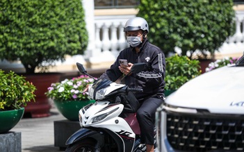 Xôn xao 'dùng điện thoại khi dừng chờ đèn đỏ bị phạt': Cục CSGT chính thức lên tiếng