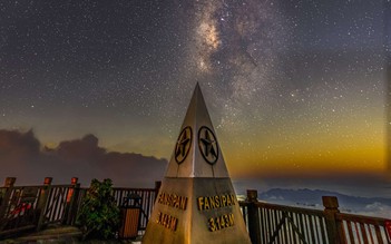 Ngắm dải ngân hà lung linh trong đêm trên đỉnh Fansipan