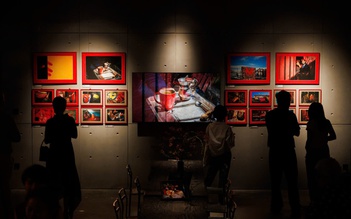 Triển lãm 'Đỏ' độc đáo của ba nhiếp ảnh gia