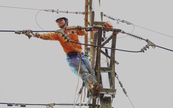 Điện lực Quảng Ngãi làm việc không ngừng nghỉ để khôi phục lưới điện