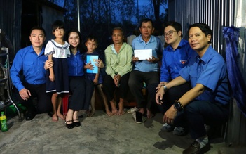 T.Ư Đoàn trao quà, hỗ trợ kinh phí xây nhà cho người dân vùng bão