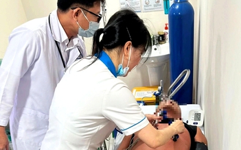 Xe ôm chở người đàn ông ở TP.HCM đi cấp cứu do sốc phản vệ thuốc