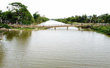 Thấp thỏm qua cầu dân sinh xuống cấp