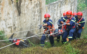Cảnh sát đu dây diễn tập cứu người dưới vực sâu ở bán đảo Sơn Trà