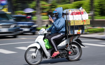 Dùng điện thoại khi lái xe trên đường phố TP.HCM: Thói quen khó bỏ?