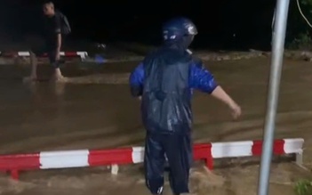 Tạm dừng một số tàu Bắc - Nam qua Khánh Hòa do đường sắt bị ngập