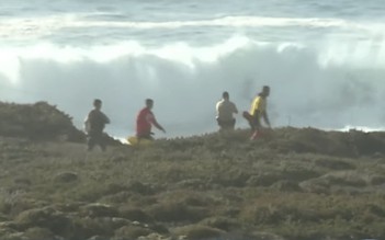 Người cha thiệt mạng khi lao theo cứu con gái bị sóng lớn cuốn ra biển