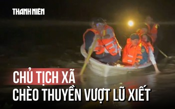 Chủ tịch xã gồng mình chèo thuyền vượt lũ xiết sau khi thuyền gặp sự cố