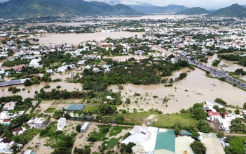 Nha Trang chìm trong biển nước, lũ trên sông Cái tiếp tục dâng cao