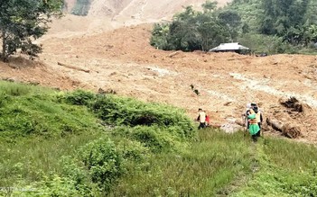 Nghẹn lòng hai em bé mồ côi sau vụ sạt lở núi