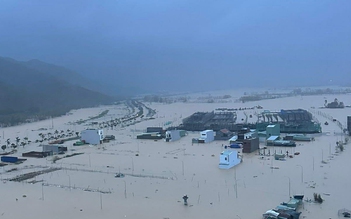 Ngập lụt ở Quy Nhơn, dân thức trắng đêm chạy lũ