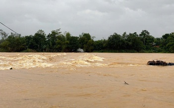 Lũ các sông ở Quảng Ngãi lên nhanh, cảnh báo lũ quét và sạt lở