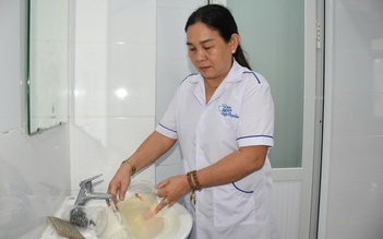 Quảng Ngãi: Trạm y tế thiếu nước sạch, phải mua nước đóng chai để rửa dụng cụ