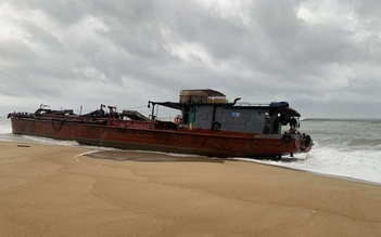 Quảng Ngãi: Tàu sắt có 2.000 lít dầu bị sóng đánh mắc cạn