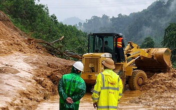 Đà Nẵng: Hàng trăm người mắc kẹt trên đường Hồ Chí Minh do sạt lở