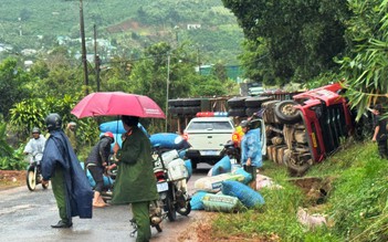 Xe container lật đè ô tô làm 5 người bị thương