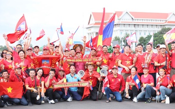 Khán giả Việt Nam nhuộm đỏ sân vận động quốc gia Lào, chờ màn trình diễn đỉnh cao