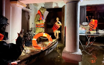 Công an Đắk Lắk cứu dân vùng ngập lụt xuyên đêm