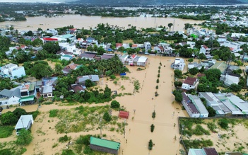 Nha Trang ngập nặng, có nơi gần 2 m: Đường chia cắt, người dân kiệt sức chống lũ