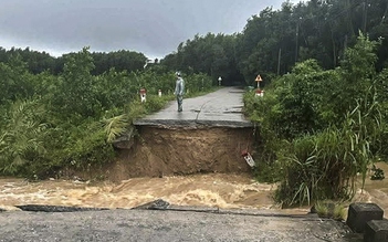 Quảng Ngãi: Lũ cuốn sập cầu Cây Sung, 250 hộ dân bị cô lập
