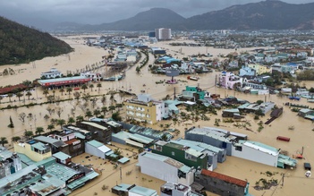 Gia Lai oằn mình vì lũ dữ: Bàng hoàng khi nhà trống hoắc, đàn bò theo nước cuốn đi